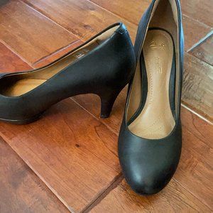 Clarks Round Toe Heel